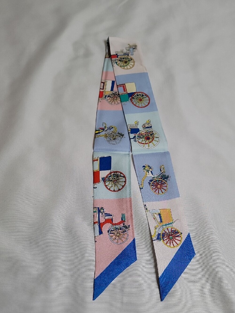 Hermès "Les Voitures Exquises" Carriage Motif Silk Twilly Scarf - Picture 3 of 4